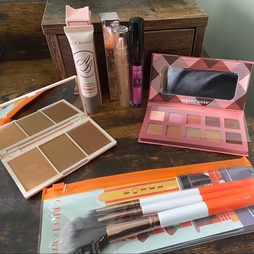 Makeup. (Never used)